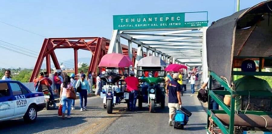 Intentan desalojar a manifestantes que mantienen un bloqueo en el Puente de Fierro