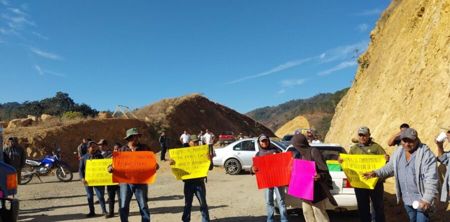 Pobladores de San Pablo Coatlán bloquean la autopista Barranca Larga-Ventanilla
