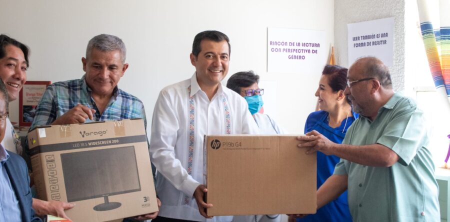 Promueve Luis Alfonso Silva Romo la educación y cultura en el mercado 20 de noviembre