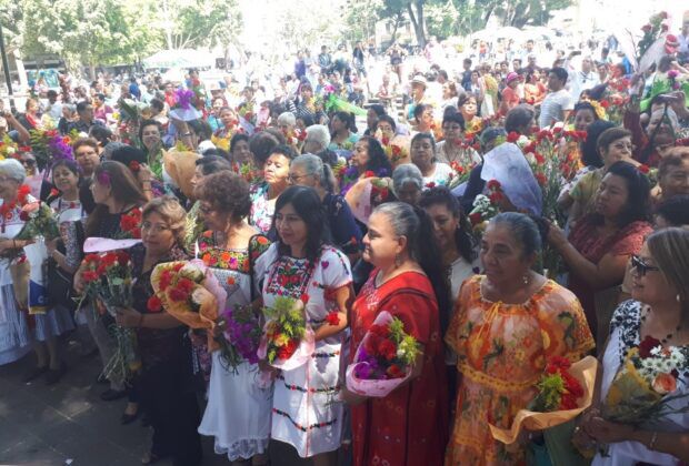 Jubilados y pensionados participan en paseo floral