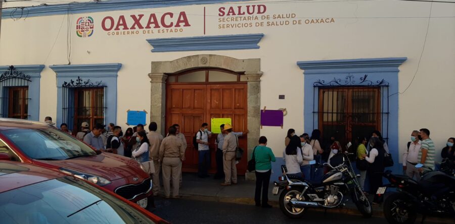 Protestan trabajadores del área de vectores de salud en Oaxaca