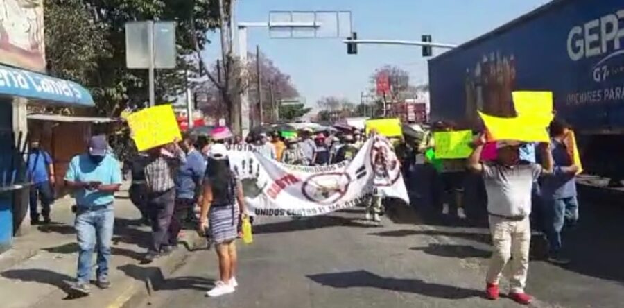 Protestan contra mototaxis piratas en Santa Rosa Panzacola