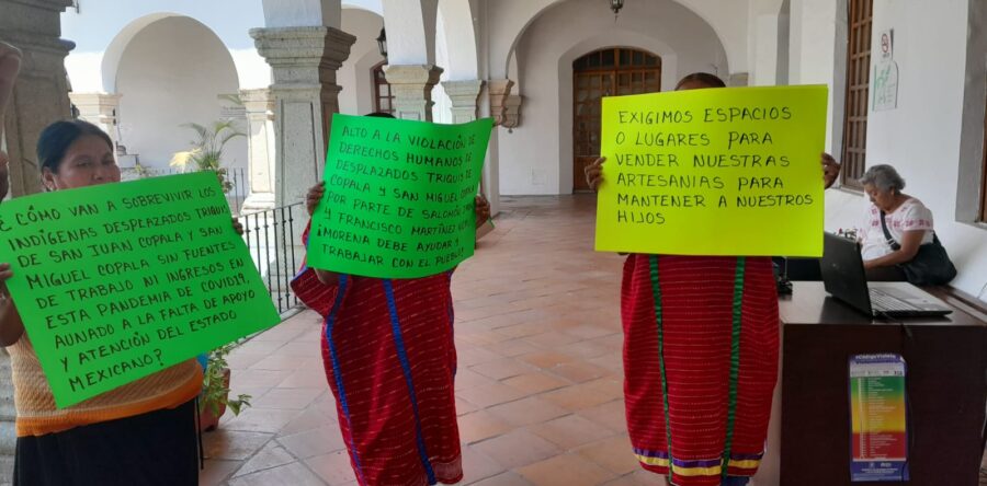 Protesta Lorena Merino en el palacio municipal de Oaxaca de Juárez