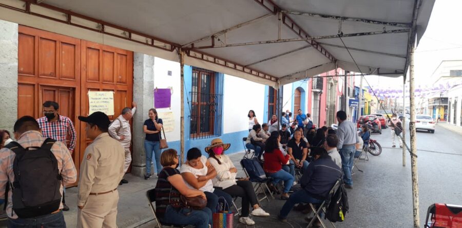 Continúan protestando trabajadores del área de Vectores