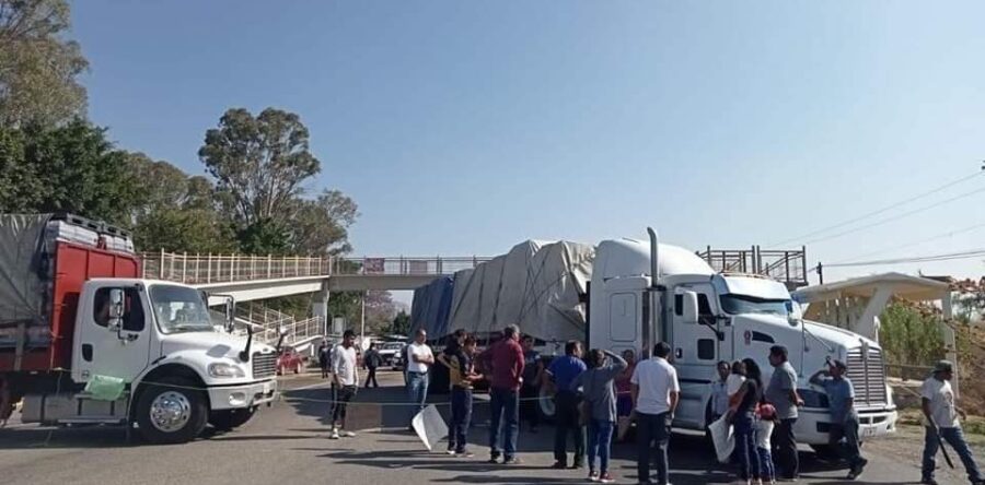 Con un bloqueo en Magdalena Ocotlán, piden justicia para dos policías fallecidos tras accidente en la patrulla
