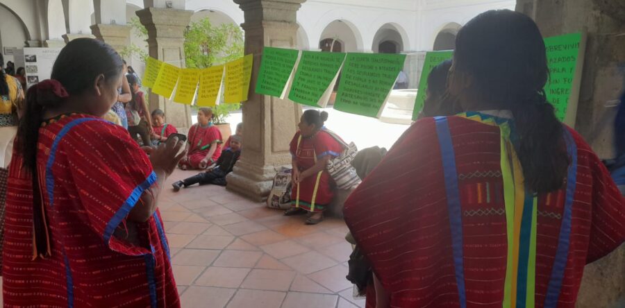 Nuevamente Lorena Merino espacios para que desplazados Triquis vendan su mercancía