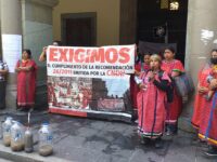 Desplazados Triquis exigen se resuelva de fondo la problemática que ha originado la violencia caciquil y paramilitar en la zona Triqui