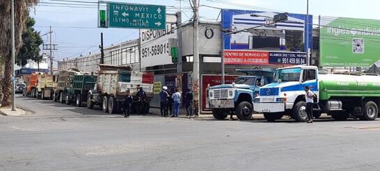 Transportistas se disputan obra en la capital oaxaqueña