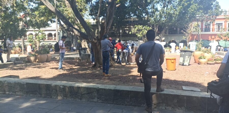 Trabajadores de limpia tiran basura en el zócalo de la ciudad