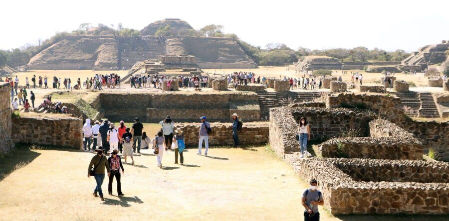 Propios y turistas visitan Monte Albán en este periodo vacacional