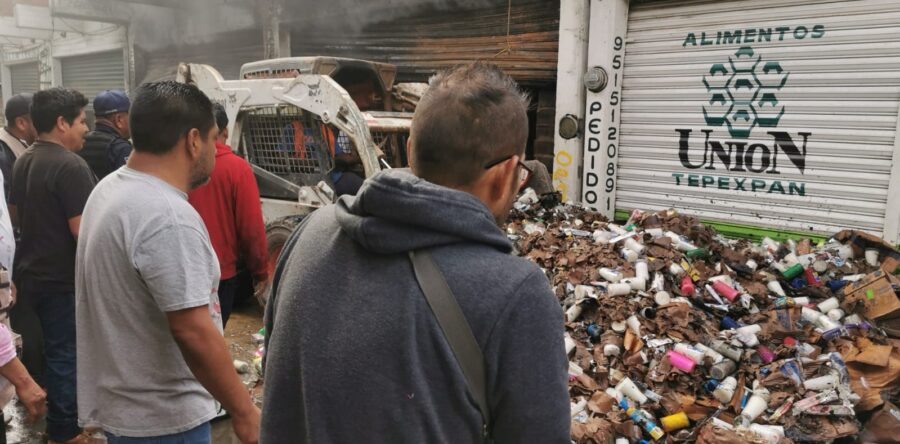 Se incendian bodegas en la Central de Abasto