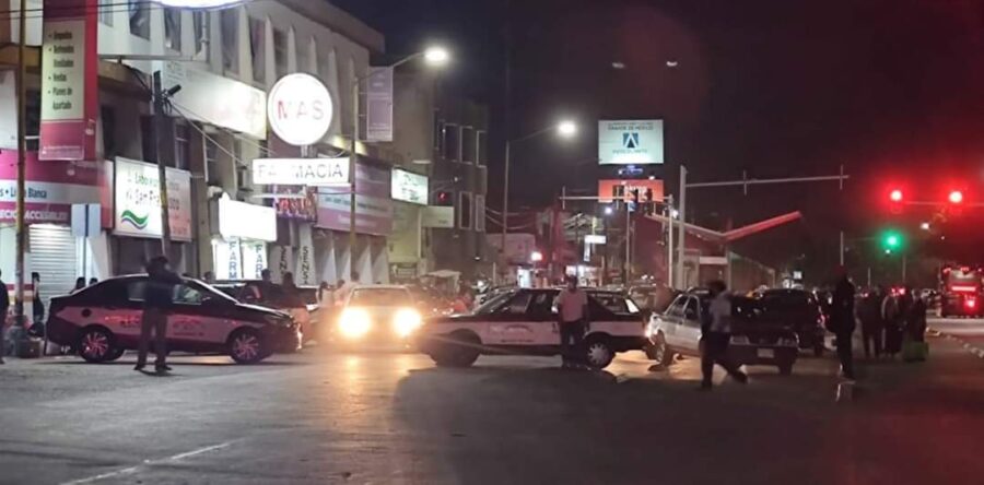 Taxistas afectan a usuarios con los bloqueos que realizaron esta noche