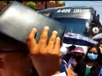 Con protesta logran atención a la problemática de una olla de drenaje en una escuela