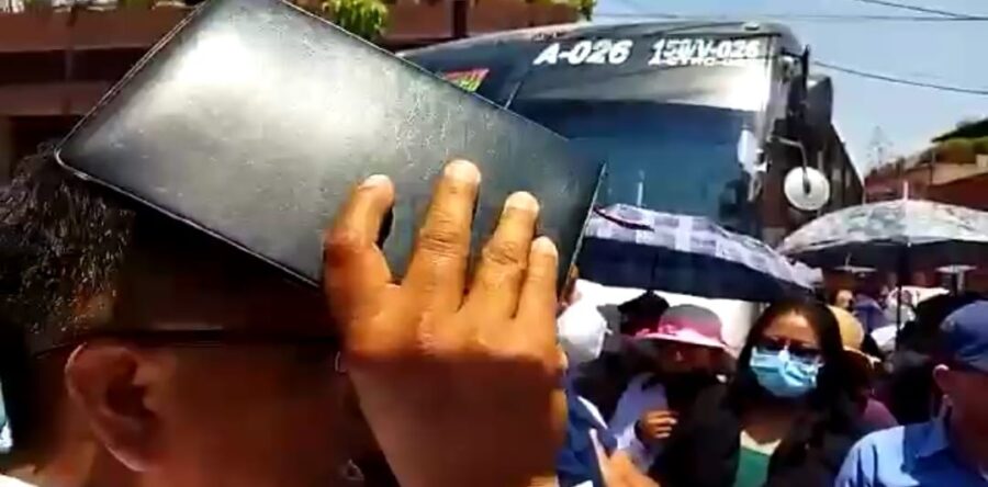 Con protesta logran atención a la problemática de una olla de drenaje en una escuela