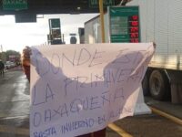 Pobladores de Chalcatongo toman la Caseta de Cobro en Huitzo
