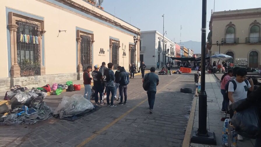 Retiran egresados normalistas su campamento en el centro de la ciudad
