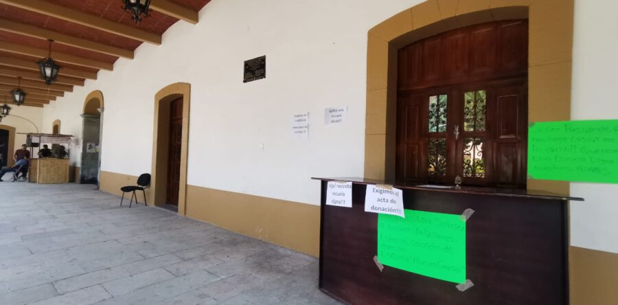 Tutores de una primaria de Yagul protestan en el Palacio Municipal de Tlacolula de Matamoros