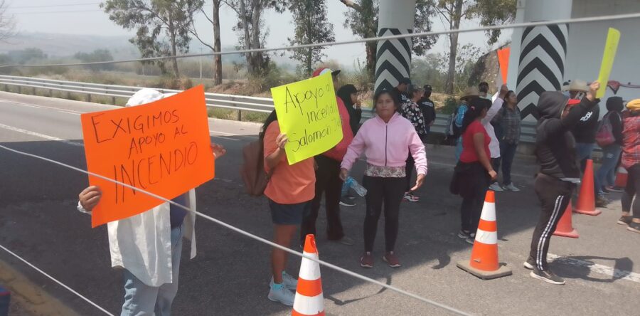 Pobladores de Mazaltepec exigen ayuda por incendio forestal