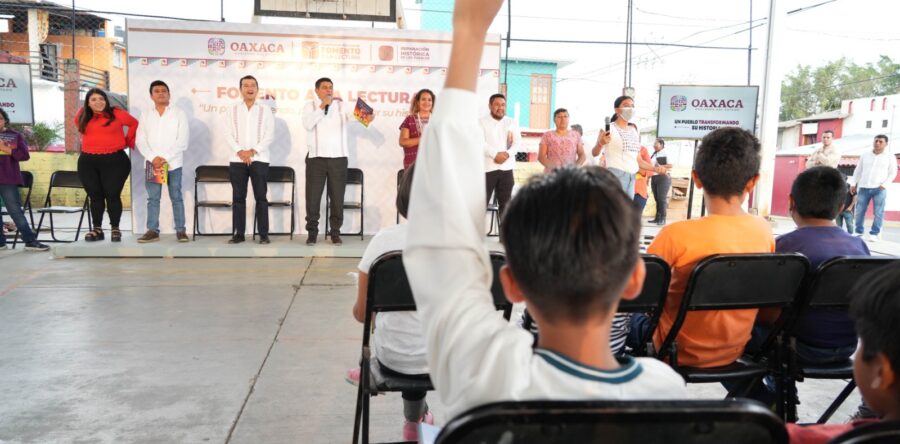 Motiva Gobernador de Oaxaca a niñez de la agencia Donají a luchar por sus sueños