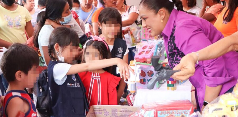 Con canje de juguetes bélicos por educativos celebran a la niñez de Tlacolula
