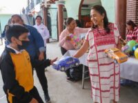 Habitantes de San Ildefonso Amatlán reciben dotaciones alimentarias