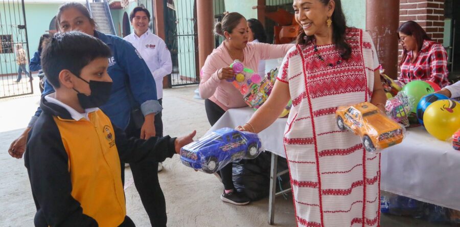 Habitantes de San Ildefonso Amatlán reciben dotaciones alimentarias