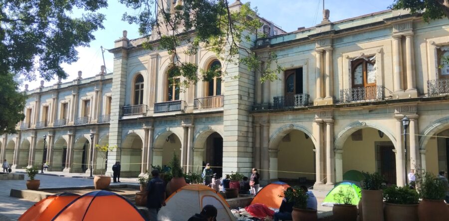 Inicia movilización la Sección 22 y se instala en plantón por 24 horas