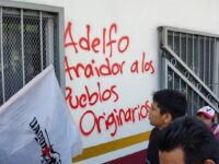 Organizaciones sociales pintarrajean oficinas del INPI en Oaxaca