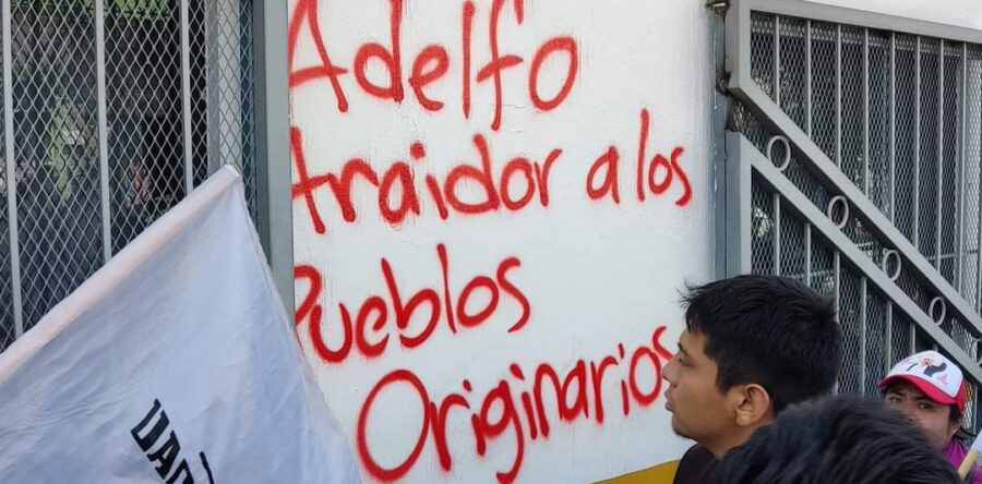 Organizaciones sociales pintarrajean oficinas del INPI en Oaxaca