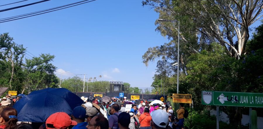 Se moviliza la Sección 22 en el Aeropuerto Internacional de Oaxaca