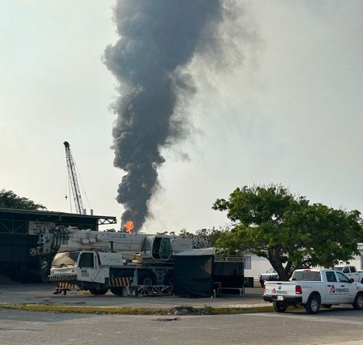 Fuerte incendio en la Refinería Antonio Dovalí Jaime, en Salina Cruz, causado por falla de un calentador en la planta Hidros II