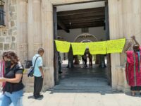 Protesta Lorena Merino para exigir espacios en la vía pública y vender sus artesanías