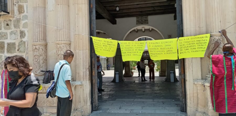 Protesta Lorena Merino para exigir espacios en la vía pública y vender sus artesanías