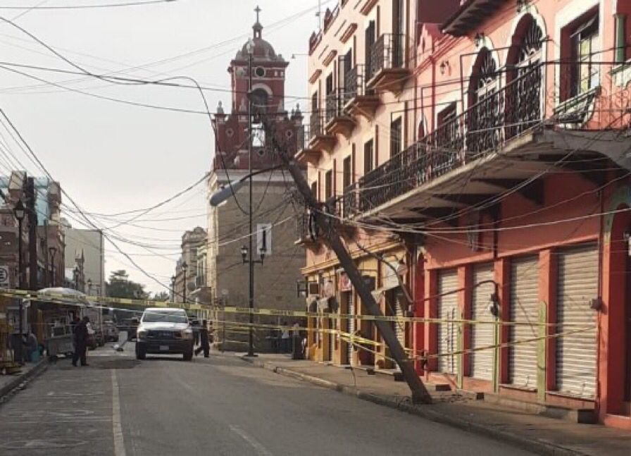 Accidente provoca caída de un poste en el centro de la ciudad