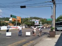 Por falta de agua potable bloquean vecinos de la colonia Aurora