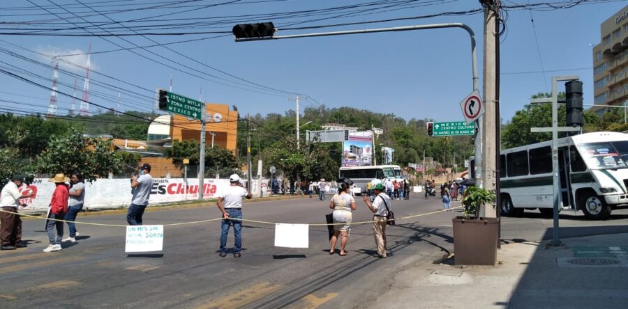 Por falta de agua potable bloquean vecinos de la colonia Aurora