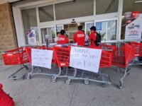 Protestan trabajadores de Office Depot en Oaxaca