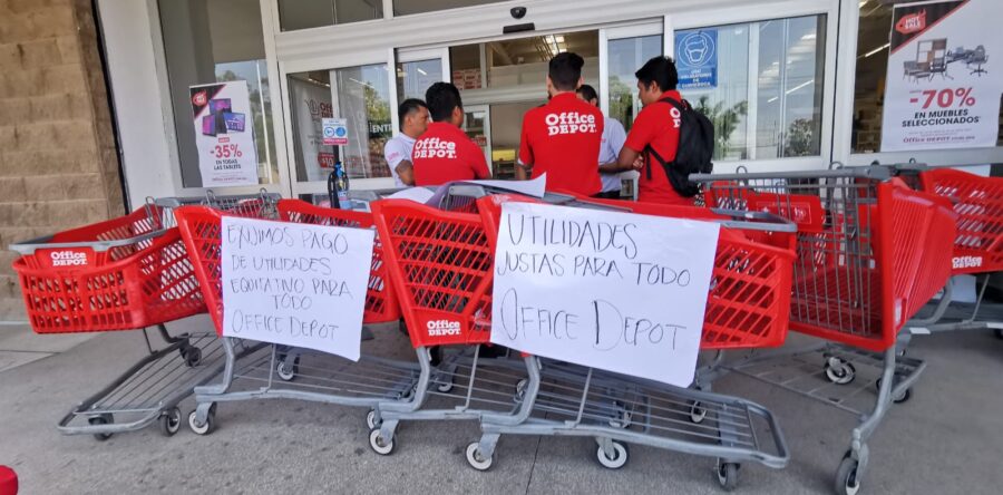 Protestan trabajadores de Office Depot en Oaxaca