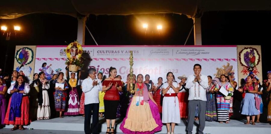 Leticia Santiago Guzmán, representante de la cultura chatina de Santiago Yaitepec es la Diosa Centéotl