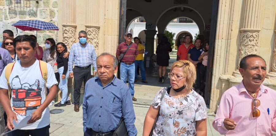 Protestan sindicatos autónomos en el Palacio Municipal de Oaxaca de Juárez