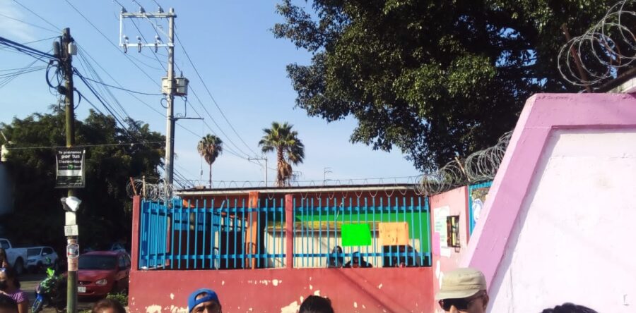 Protestan docentes del CAM 1 por conflicto con su sindicato