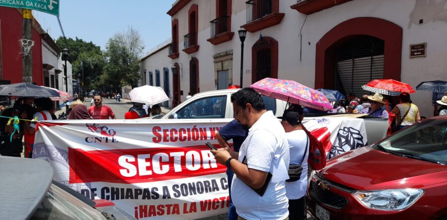 Protesta la Sección XXII frente a la Casa Oficial del Gobierno del Estado