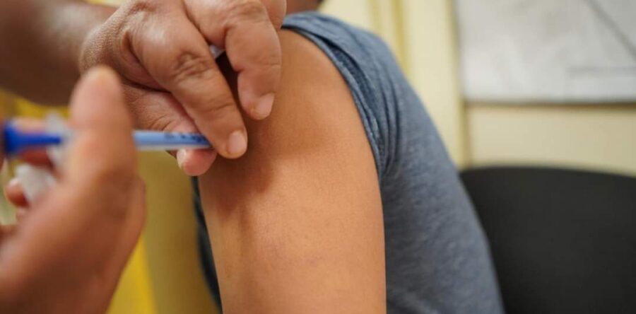 Continúa vacunación a menores de edad contra Covid-19