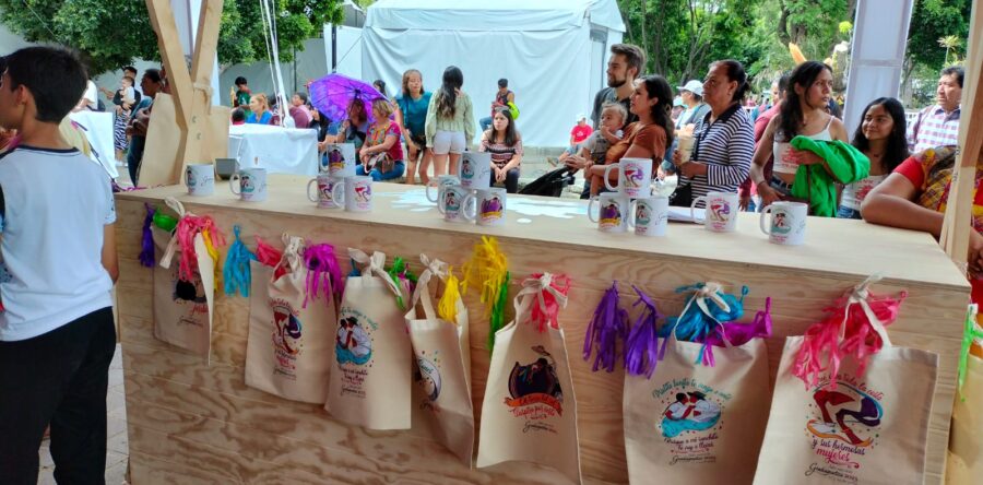 Como en casa, visitantes del tianguis gastronómico Desde mis raíces con sus sabores