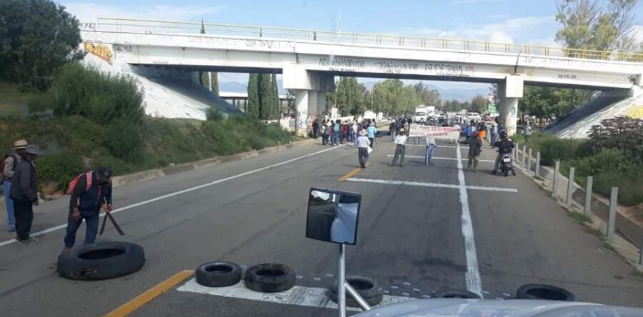 Con bloqueo en la autopista piden recursos públicos
