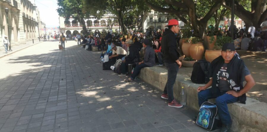 Con palos y machetes arriban pobladores de Lachiguiri a la mesa de diálogo