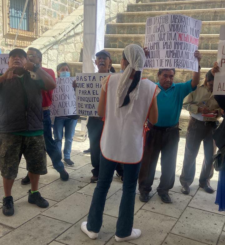 Jubilados y pensionados exigen el pago de finiquitos y seguros de vida