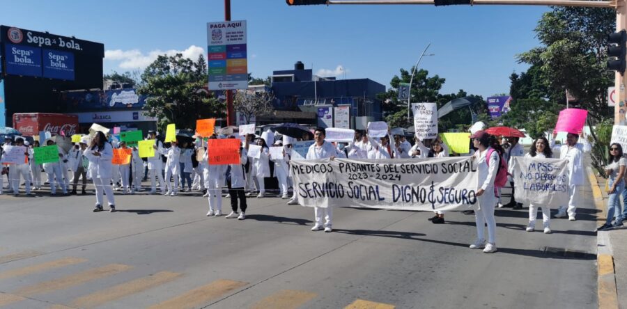 Pasantes en Medicina de la UABJO piden seguridad para su Servicio Social