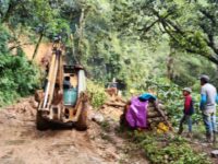Protección Civil y Sedena, liberan camino a Santiago Atitlán tras derrumbes ocasionados por las fuertes lluvias