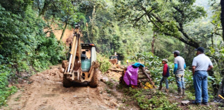 Protección Civil y Sedena, liberan camino a Santiago Atitlán tras derrumbes ocasionados por las fuertes lluvias